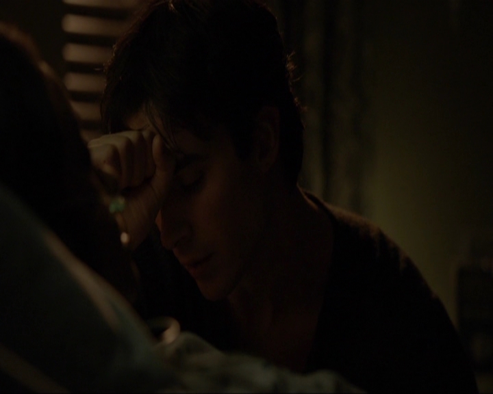 VampireDiariesWorld-dot-nl_7x14MoonlightOnTheBayou2108.jpg