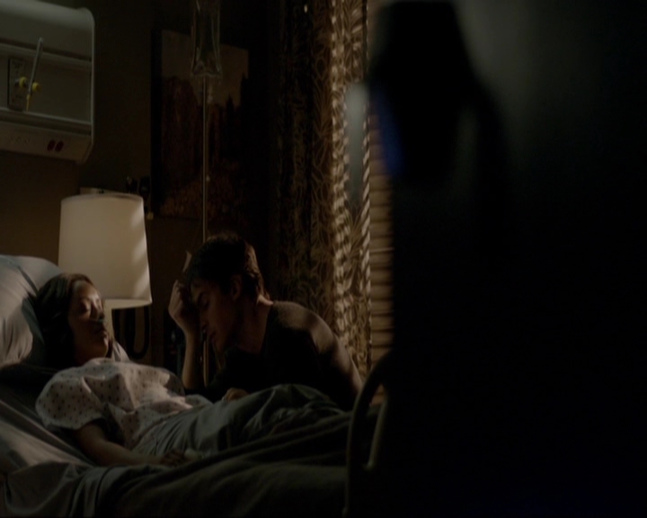 VampireDiariesWorld-dot-nl_7x14MoonlightOnTheBayou2113.jpg