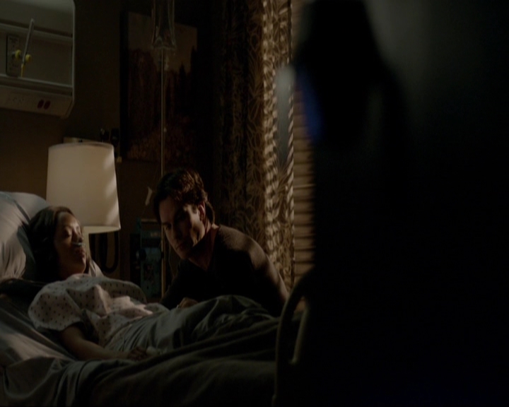 VampireDiariesWorld-dot-nl_7x14MoonlightOnTheBayou2115.jpg