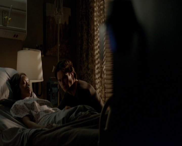 VampireDiariesWorld-dot-nl_7x14MoonlightOnTheBayou2116.jpg