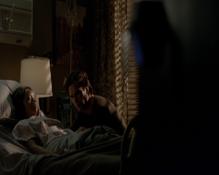 VampireDiariesWorld-dot-nl_7x14MoonlightOnTheBayou2118.jpg