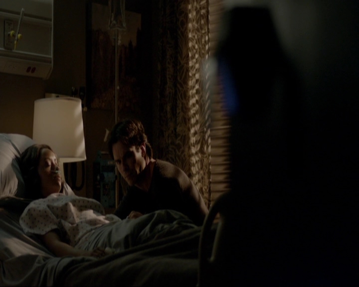 VampireDiariesWorld-dot-nl_7x14MoonlightOnTheBayou2119.jpg