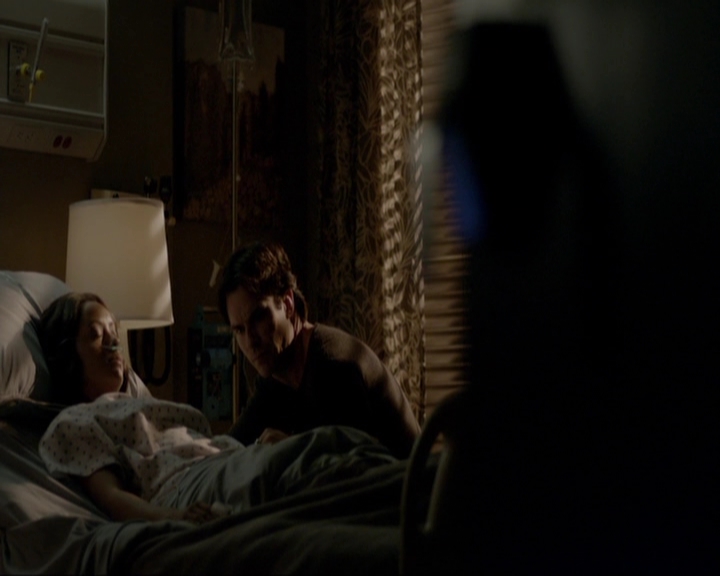 VampireDiariesWorld-dot-nl_7x14MoonlightOnTheBayou2120.jpg