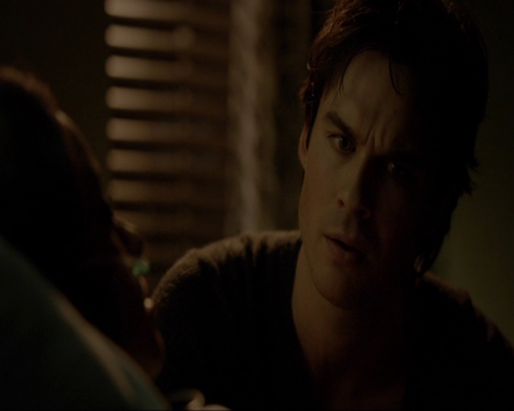 VampireDiariesWorld-dot-nl_7x14MoonlightOnTheBayou2130.jpg