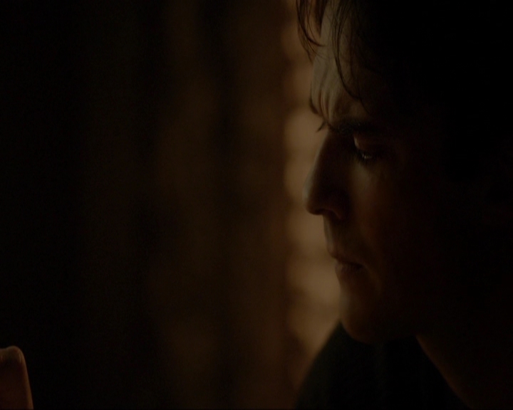 VampireDiariesWorld-dot-nl_7x14MoonlightOnTheBayou2142.jpg