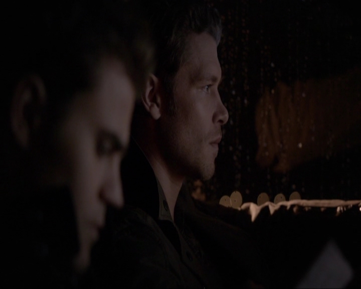 VampireDiariesWorld-dot-nl_7x14MoonlightOnTheBayou2153.jpg