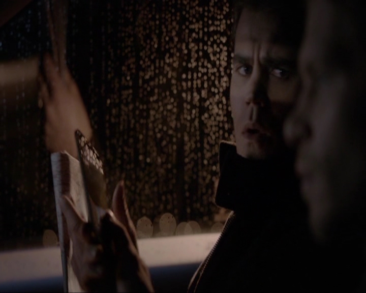 VampireDiariesWorld-dot-nl_7x14MoonlightOnTheBayou2155.jpg