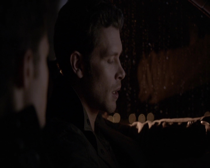 VampireDiariesWorld-dot-nl_7x14MoonlightOnTheBayou2164.jpg