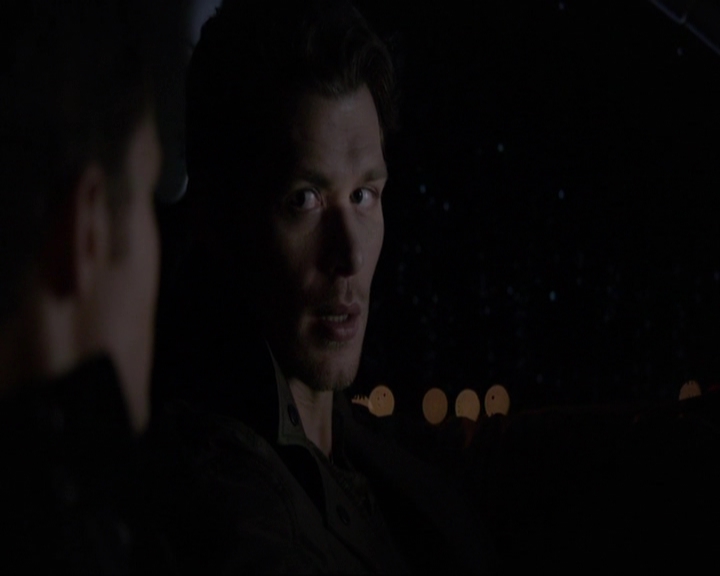 VampireDiariesWorld-dot-nl_7x14MoonlightOnTheBayou2165.jpg