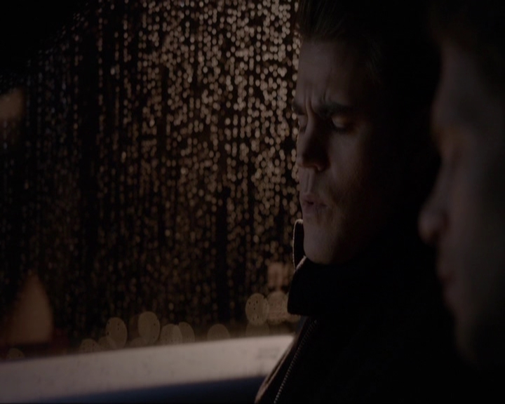 VampireDiariesWorld-dot-nl_7x14MoonlightOnTheBayou2166.jpg