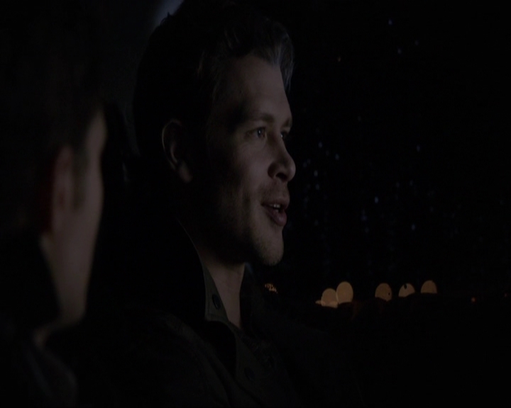 VampireDiariesWorld-dot-nl_7x14MoonlightOnTheBayou2173.jpg