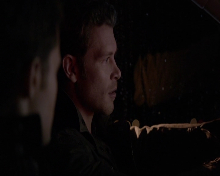 VampireDiariesWorld-dot-nl_7x14MoonlightOnTheBayou2177.jpg