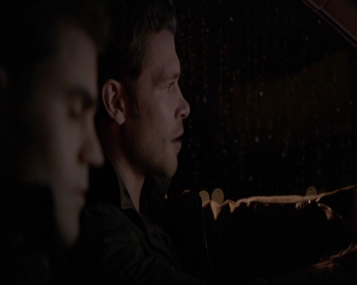 VampireDiariesWorld-dot-nl_7x14MoonlightOnTheBayou2178.jpg