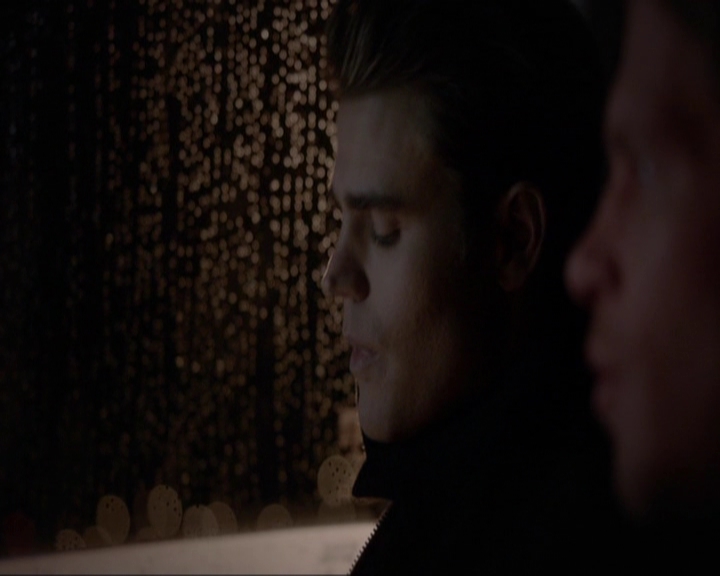 VampireDiariesWorld-dot-nl_7x14MoonlightOnTheBayou2180.jpg