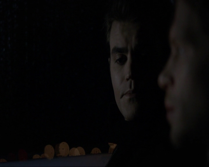 VampireDiariesWorld-dot-nl_7x14MoonlightOnTheBayou2183.jpg