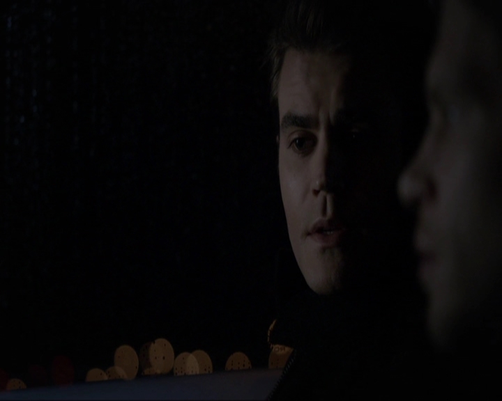 VampireDiariesWorld-dot-nl_7x14MoonlightOnTheBayou2184.jpg