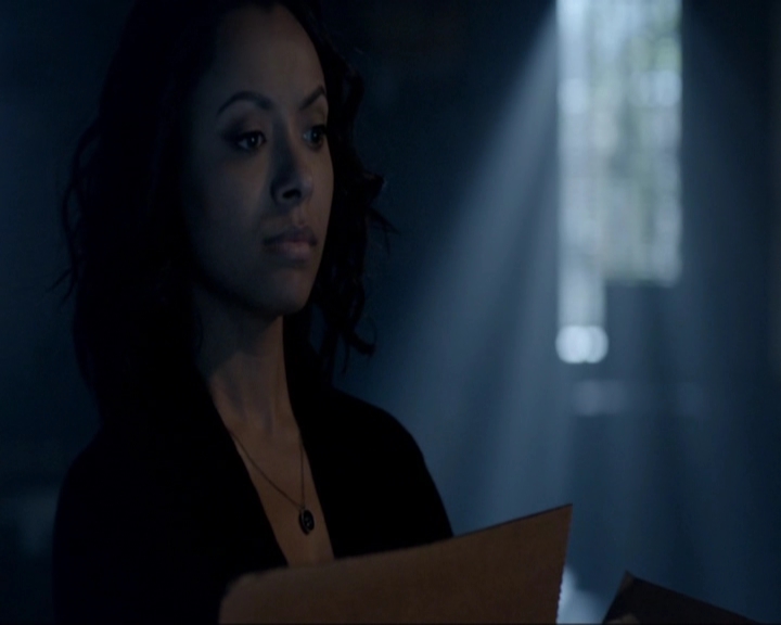 VampireDiariesWorld-dot-nl_7x19SomebodyThatIUsedtoKnow0043.jpg