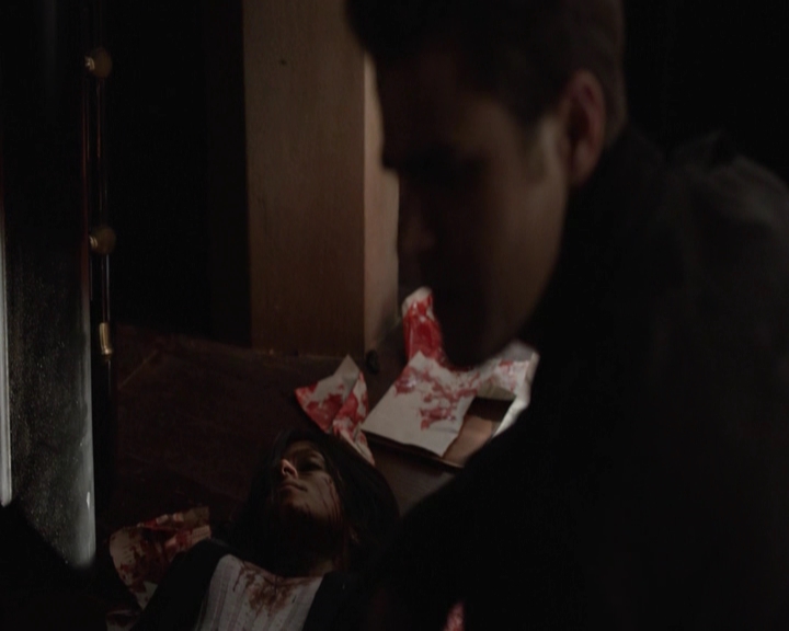 VampireDiariesWorld-dot-nl_7x22GodsAndMonsters-deletedscenes0117.jpg