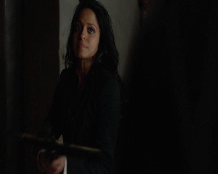 VampireDiariesWorld-dot-nl_7x22GodsAndMonsters-deletedscenes0258.jpg