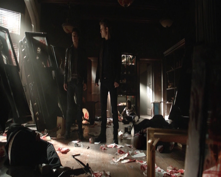 VampireDiariesWorld-dot-nl_7x22GodsAndMonsters-deletedscenes0278.jpg