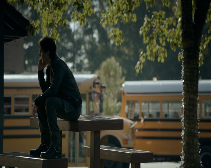 VampireDiaries-dot-nl_VampireDiaries-8x03YouDecidedThatIWasWorthSaving0623.jpg