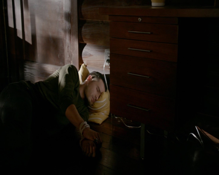 VampireDiaries-dot-nl_VampireDiaries-8x05ComingHomeWasAMistake0027.jpg
