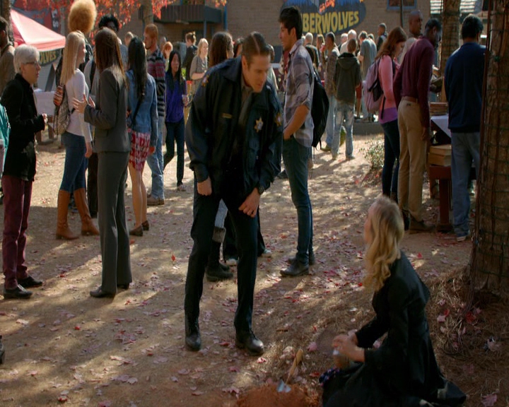 VampireDiaries-dot-nl_VampireDiaries-8x11YouMadeAChoiceToBeGood0231.jpg