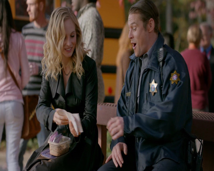 VampireDiaries-dot-nl_VampireDiaries-8x11YouMadeAChoiceToBeGood0257.jpg