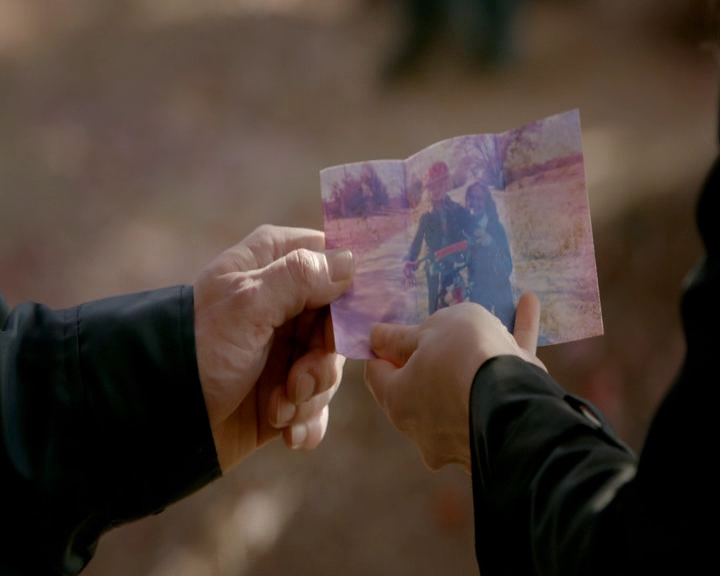 VampireDiaries-dot-nl_VampireDiaries-8x11YouMadeAChoiceToBeGood0258.jpg